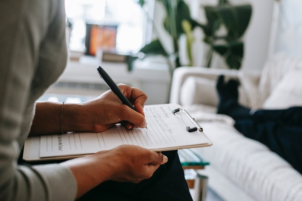 Image montrant une personne qui écrit sur une feuille dans le cadre de conseil d'entreprise